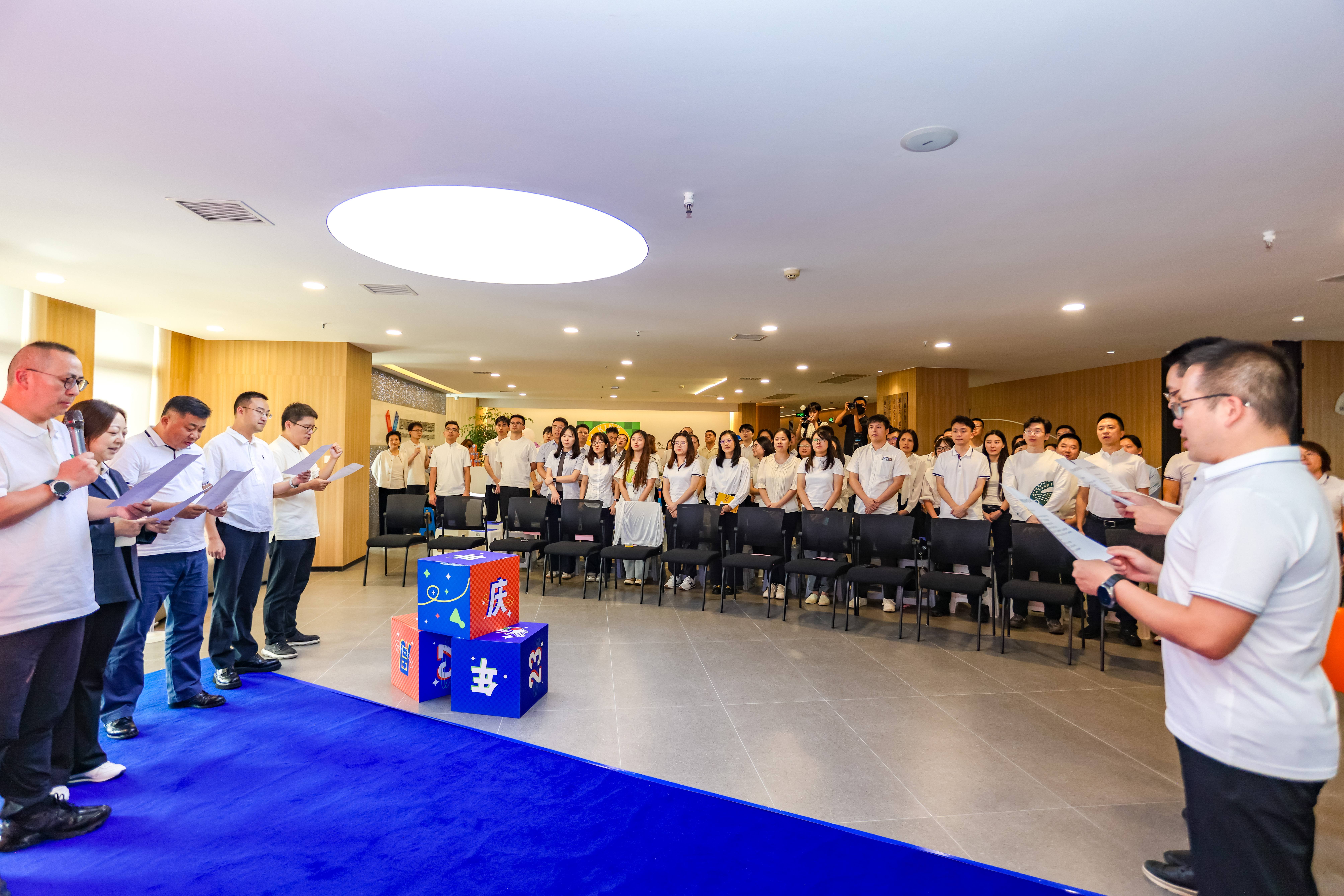 “預(yù)備備,共前進”——川招23周年慶圓滿舉行 “預(yù)備備,共前進”——川招23周年慶圓滿舉行